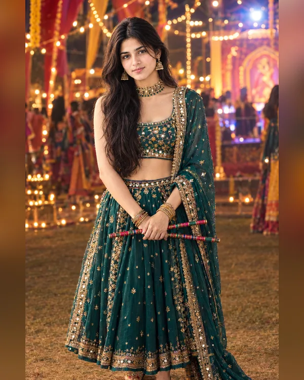 Confident Dandiya Pose Photo Prompt for Girls