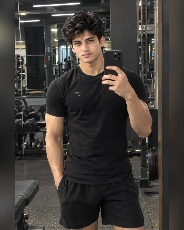 Gym Mirror Selfie Boy AI Photo Prompt